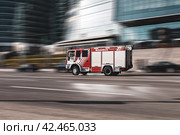 Автомобиль Magirus пожарной службы мчится по улице города. Редакционное фото, фотограф Константин Григорьев / Фотобанк Лори