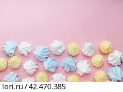 Multicolored meringue on a pink pastel background with copy space. Delicious dessert. Colorful handmade meringue. Стоковое фото, фотограф Александра Баранова / Фотобанк Лори
