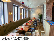 Interior of a modern cozy french restaurant (2021 год). Редакционное фото, фотограф Евгений Ткачёв / Фотобанк Лори