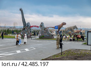 Входная акра в Динопарке Янтарного (2024 год). Редакционное фото, фотограф Константин Чижов / Фотобанк Лори