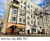 Москва, улица Мещанская, дом 12 1901 года постройки весной в облачную погоду. Редакционное фото, фотограф Овчинникова Ирина / Фотобанк Лори