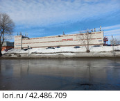 Трёхэтажный панельный гаражный комплекс, построен в 2001 году. Курганская улица, 1. Район Гольяново. Город Москва (2023 год). Редакционное фото, фотограф lana1501 / Фотобанк Лори