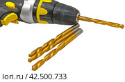 Электрическая ручная дрель и сверла на белом фоне. Electrical hand drill and drill bits isolated on white background. Стоковое фото, фотограф Татьяна Д / Фотобанк Лори
