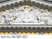 Барельеф фронтона Михайловского дворца в Санкт-Петербурге (2012 год). Редакционное фото, фотограф Александр Алексеев / Фотобанк Лори