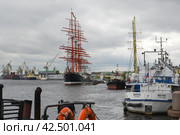 Парусное судно барк "Седов" у причала в Неве. Санкт-Петербург (2012 год). Редакционное фото, фотограф Александр Алексеев / Фотобанк Лори