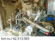Промышленные трубы и вентеля замерзают при перекачке газа, охлажденной жидкости, Перекачка Аргона. Стоковое фото, фотограф Руслан Лесков / Фотобанк Лори