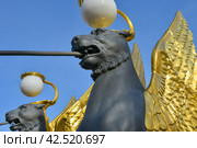 Банковский мост в Санкт-Петербурге. Опоры моста - крылатые львы (2024 год). Стоковое фото, фотограф Александр Алексеев / Фотобанк Лори