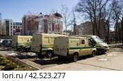 Стоянка бронемашин "Сбербанка" для перевозки денег. Липецк (2024 год). Редакционное фото, фотограф Евгений Будюкин / Фотобанк Лори