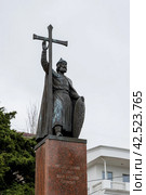 Памятник киевскому князю Владимиру Святославичу (978-1015), Севастополь, Крым. Скульптурный портрет древнерусского князя со щитом и крестом. Историческая туристическая достопримечательность Севастополя. Редакционное фото, фотограф Андрей Степанов / Фотобанк Лори