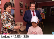 Аниматор играет с детьми из многодетных семей на праздничном мероприятии, организованном благотворительной организацией. The animator plays with children from large families at a festive event organized by a charity organization. (2022 год) Редакционное фото, фотограф Мария / Фотобанк Лори