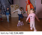 Аниматор играет с детьми из многодетных семей на праздничном мероприятии, организованном благотворительной организацией. The animator plays with children from large families at a festive event organized by a charity organization. (2021 год) Редакционное фото, фотограф Мария / Фотобанк Лори
