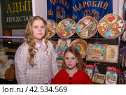 Выставка-ярмарка народных художественных промыслов и ремёсел России «ЖАР-ПТИЦА в ЦВК «ЭКСПОЦЕНТР». Модели представляют костюмы российского дизайнера. 2022 год. The exhibition-fair of folk arts and crafts of Russia "FIREBIRD at EXPOCENTRE Fairgrounds". The models represent the costumes of the Russian designer. 2022. Редакционное фото, фотограф Мария / Фотобанк Лори