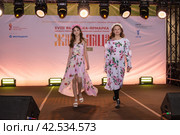 Выставка-ярмарка народных художественных промыслов и ремёсел России «ЖАР-ПТИЦА в ЦВК «ЭКСПОЦЕНТР». Модели представляют костюмы российского дизайнера. 2022 год. The exhibition-fair of folk arts and crafts of Russia "FIREBIRD at EXPOCENTRE Fairgrounds". The models represent the costumes of the Russian designer. 2022. Редакционное фото, фотограф Мария / Фотобанк Лори