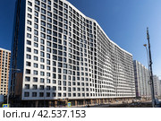 ЖК Графика с фасадом мятая бумага от застройщика Мавис на Екатерининской улице в Западном Мурино 2023 год. Редакционное фото, фотограф Евгения Колодкина / Фотобанк Лори