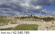Forum (Oval Plaza) in Gerasa (Jerash), Jordan. Was built in the first century AD. Against the background of a beautiful sky with clouds, 4K, time lapse (2024 год). Стоковое видео, видеограф Владимир Журавлев / Фотобанк Лори