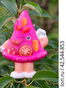 Яркая розовая современная интересная игрушка сквиш антистресс. Bright pink modern interesting squish antistress toy. (2021 год). Редакционное фото, фотограф Мария / Фотобанк Лори
