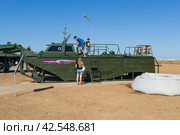 Военный буксирно-моторный катер БМК-15 для строительства понтонных переправ и мостов, Средняя Ахтуба, Волгоградская область, Россия (2021 год). Редакционное фото, фотограф Андрей Цыганков / Фотобанк Лори