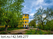 Полукруглое желтое здание (Общежитие 1930, Дзержинск) (2022 год). Редакционное фото, фотограф Илья Старков / Фотобанк Лори
