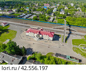 Вид с высоты на железнодорожный вокзал в Зуевке (аэросъемка 2021 года) Редакционное фото, фотограф Владислав Самошкин / Фотобанк Лори