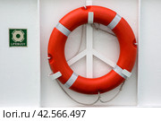 Спасательный круг, Red lifebuoy. Стоковое фото, фотограф Борис Лукьянов / Фотобанк Лори