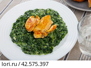 Roasted chicken breast with spinach in bechamel sauce. Стоковое фото, фотограф Яков Филимонов / Фотобанк Лори