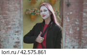 Большой палец вверх знак одобрения. Mime young woman in a black coat make approving thumb up gesture with hands. Стоковое видео, видеограф EStarodubov / Фотобанк Лори