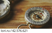 Close-Up of a Classic Compass Beside a Rope on a Wooden Surface During Daylight. Стоковое видео, видеограф Сергей Толмачёв / Фотобанк Лори