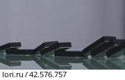 Perfectly Aligned Dominoes Set on Glossy Surface Ready for Cascade. Стоковое видео, видеограф Сергей Толмачёв / Фотобанк Лори