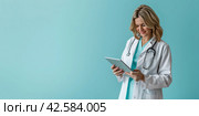 A horizontal banner with a nurse in a white coat. She is holding a tablet with notes in her hands. Place for the inscription. Стоковое AI-изображение, AI-художник Ярославский Максим / Фотобанк Лори