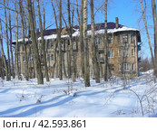 Трехэтажный кирпичный жилой дом. 1950 года постройки. Заводской тупик, 1. Город Электроугли. Ногинский район. Московская область (2012 год). Стоковое фото, фотограф lana1501 / Фотобанк Лори
