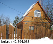 Деревянный дом на дачном участке. Богородский городской округ. Московская область (2012 год). Стоковое фото, фотограф lana1501 / Фотобанк Лори