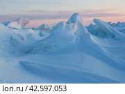 Зимний арктический пейзаж. Холодная морозная зимняя погода. Суровый полярный климат. Ледяные торосы на замерзшем море в Арктике. Вид на снег и лед на закате. Живописная природа Арктики. Крайний Север России. Стоковое фото, фотограф Андрей Степанов / Фотобанк Лори
