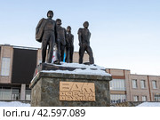 Памятник «БАМ — дорога дружбы», город Северобайкальск, Республика Бурятия, Сибирь, Россия. Памятник, посвящённые строителям Байкало-Амурской магистрали. Достопримечательность Северобайкальска. Редакционное фото, фотограф Андрей Степанов / Фотобанк Лори