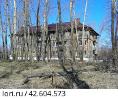 Трехэтажный кирпичный жилой дом. 1950 года постройки. Заводской тупик, 1. Город Электроугли. Ногинский район. Московская область (2013 год). Стоковое фото, фотограф lana1501 / Фотобанк Лори