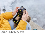 Use of studded overshoes on felted boots to improve traction on black ice. Стоковое фото, фотограф Владимир Григорьев / Фотобанк Лори