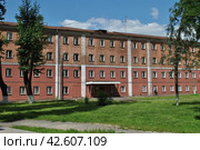 Здание бывшей казармы фабричного посёлка (построена в 1847–1858 годы). Улица Победы, 7. Город Реутов. Балашихинский район. Московская область (2012 год). Стоковое фото, фотограф lana1501 / Фотобанк Лори