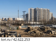 Вид на многоэтажные панельные жилые дома. На переднем склад железобетонных изделий. Вдали высокая телебашня. Жилые кварталы в спальном районе большого города. Городские окраины. Москва, Россия. Стоковое фото, фотограф Андрей Степанов / Фотобанк Лори