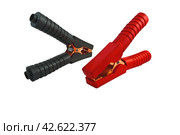 Красные и черные медные зажимы для подключения к аккумуляторной батарее. A big red clamps on a white background. Стоковое фото, фотограф Татьяна Д / Фотобанк Лори