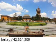 Qinghuangdao, Hebei province,China: tourists in buddhist temple "Nandasi" (2015 год). Редакционное фото, фотограф Римма Тельнова / Фотобанк Лори
