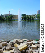 Фонтан на Фабричном пруду. Город Реутов. Московская область (2012 год). Редакционное фото, фотограф lana1501 / Фотобанк Лори