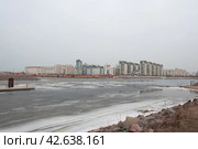 Вид с берега Финского залива на намыв новой территории и ЖК "Морской фасад" ,ЖК "Морской Каскад" и советские дома Морской набережной. Редакционное фото, фотограф Татьяна Шикова / Фотобанк Лори