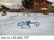 Детская площадка в деревне занесена снегом. Стоковое фото, фотограф Pukhov K / Фотобанк Лори
