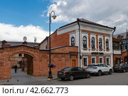 Улица Каюма Насыри. Старо-Татарская слобода. Летний дождливый день. Республика Татарстан. Казань. Россия (2023 год). Редакционное фото, фотограф Pukhov K / Фотобанк Лори