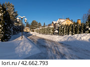 Улица коттеджного поселка  зимним морозным  днем. Стоковое фото, фотограф Pukhov K / Фотобанк Лори