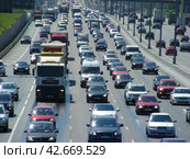 Плотное движение на МКАДе. Город Москва (2012 год). Редакционное фото, фотограф lana1501 / Фотобанк Лори