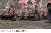 Tractor plowing a field. Trailed device for plowing and sowing land. Slow motion. Прицепное устройство трактора для вспашки земли и посева семян. Замедленная съемка. (2024 год). Редакционное видео, видеограф EStarodubov / Фотобанк Лори