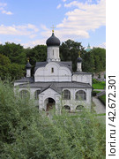 The summer view of the beautiful Russian Orthodox Church with domes and crosses surrounded by trees. Стоковое фото, фотограф Darja Belikova / Фотобанк Лори
