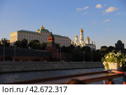 View from the cruise ship of the Moscow Kremlin in the evening at sunset in summer. Russia. Стоковое фото, фотограф Darja Belikova / Фотобанк Лори