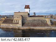 Средневековый замок Германа на границе Эстнонии и России мартовским днем. Нарва, Эстония (2024 год). Стоковое фото, фотограф Виктор Карасев / Фотобанк Лори