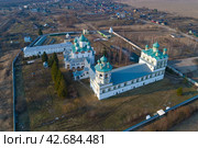 Над храмами старинного Николо-Вяжищский монастыря  апрельским днем (аэросъемка). Вяжищи. Новгородская область (2019 год). Стоковое фото, фотограф Виктор Карасев / Фотобанк Лори